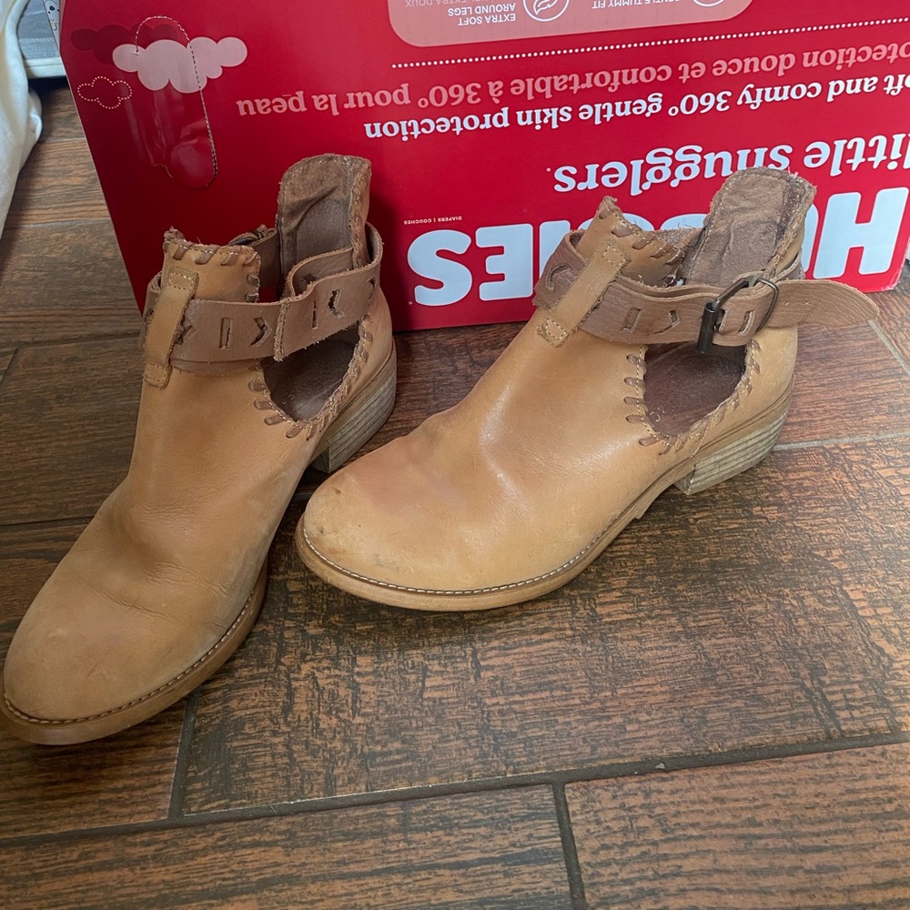 Women’s Musse and cloud ankle booties tan leather size 8